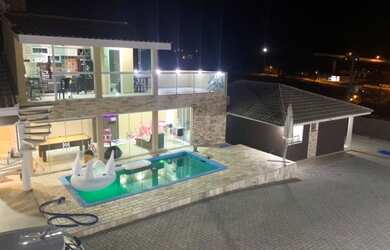 Imagem: A casa possui 3 Dormitórios, 2 Banheiros, 4 Vagas na garagem