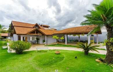 Imagem: A casa possui 4 Dormitórios, 5 Banheiros, 4 Vagas na garagem