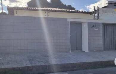 Imagem: A casa possui 4 Dormitórios, 2 Banheiros, 2 Vagas na garagem