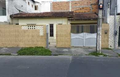 Imagem: A casa possui 2 Dormitórios, 2 Banheiros e está localizado