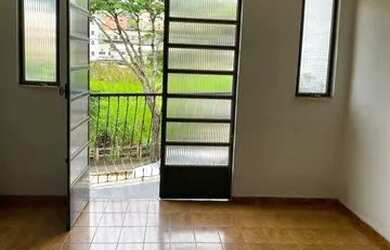 Imagem: O apartamento possui 3 Dormitórios, 1 Banheiro, 1 Vaga na garagem