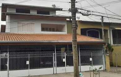 Imagem: A casa possui 5 Dormitórios, 3 Banheiros, 4 Vagas na garagem