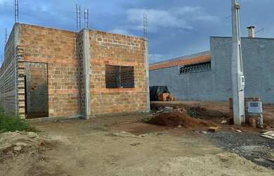 Imagem: A casa possui 2 Dormitórios, 1 Banheiro, 2 Vagas na garagem