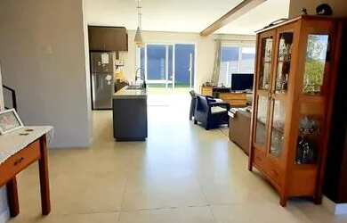 Imagem: A casa possui 4 Dormitórios, 4 Banheiros, 4 Vagas na garagem