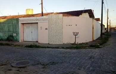 Imagem: A casa possui 2 Dormitórios, 1 Banheiro, 2 Vagas na garagem