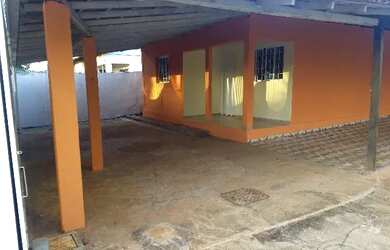 Imagem: A casa e possui 2 Dormitórios, Suítes, 1 Banheiro, 3 Vagas