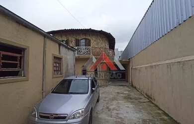 Imagem: A casa possui 4 Dormitórios, 2 Banheiros, 5 Vagas na garagem