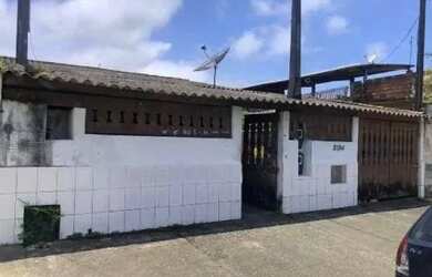 Imagem: A casa possui 2 Dormitórios, 1 Banheiro, 3 Vagas na garagem