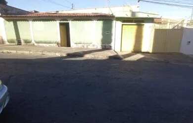 Imagem: A casa possui 4 Dormitórios, 2 Banheiros, 5 Vagas na garagem