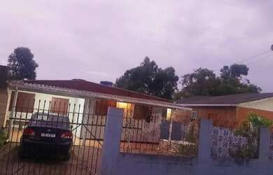 Imagem: A casa possui 3 Dormitórios, 1 Banheiro, 2 Vagas na garagem