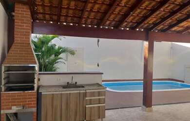 Imagem: A casa possui 3 Dormitórios, 3 Banheiros e 2 Vagas na garagem