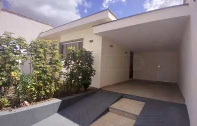 Imagem: A casa possui 3 Dormitórios, 3 Banheiros, 2 Vagas na garagem