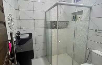 Imagem: A casa possui 3 Dormitórios, 3 Vagas na garagem, 300m² de