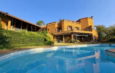 Imagem: A casa em condomínio possui 5 Dormitórios, 5 Banheiros, 5