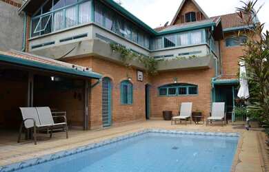 Imagem: A casa possui 4 Dormitórios, 4 Banheiros, 4 Vagas na garagem