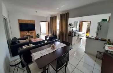 Imagem: A casa possui 2 Dormitórios, 1 Banheiro e está localizado