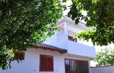 Imagem: A casa possui 3 Dormitórios, 2 Banheiros, 1 Vaga na garagem