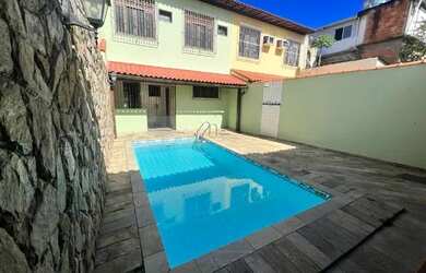 Imagem: A casa possui 3 Dormitórios, 4 Banheiros, 2 Vagas na garagem