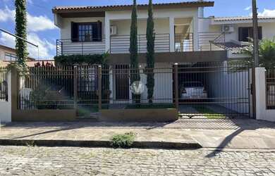 Imagem: A casa possui 3 Dormitórios, 3 Banheiros, 2 Vagas na garagem