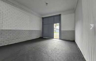 Imagem: O depósito possui 5 Vagas na garagem, 350m² de Área e está