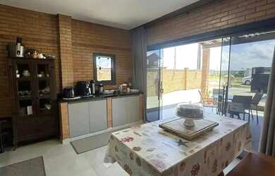 Imagem: A casa possui 4 Dormitórios, 3 Banheiros, 5 Vagas na garagem