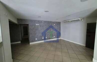 Imagem: O depósito possui 4 Vagas na garagem, 180m² de Área e está