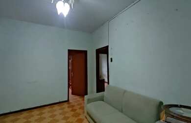 Imagem: A casa possui 3 Dormitórios, 1 Banheiro, 1 Vaga na garagem