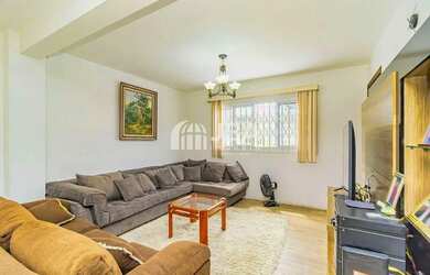 Imagem: A casa possui 4 Dormitórios, 3 Banheiros, 3 Vagas na garagem