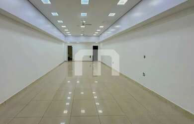 Imagem: O depósito para alugar possui 2 Vagas na garagem e 200m² de