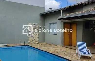 Imagem: A casa possui 3 Dormitórios, 2 Banheiros, 4 Vagas na garagem