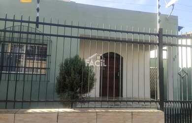 Imagem: A casa possui 3 Dormitórios, 2 Banheiros, 1 Vaga na garagem