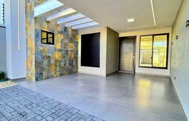 Imagem: A casa possui 3 Dormitórios, 2 Banheiros, 4 Vagas na garagem