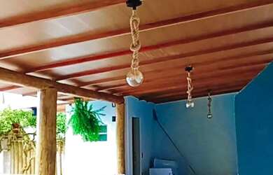 Imagem: A casa possui 5 Dormitórios, Acomodam 10 pessoas, 2 Vagas na