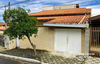 Imagem: A casa possui 3 Dormitórios, 3 Banheiros, 2 Vagas na garagem