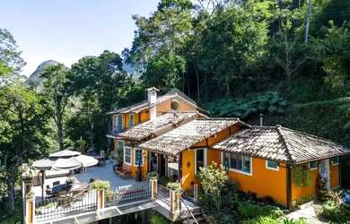 Imagem: A casa possui 3 Dormitórios, 4 Banheiros e 300m² de Área