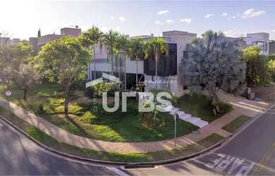 Imagem: A casa em condomínio possui 4 Dormitórios, 5 Banheiros, 4