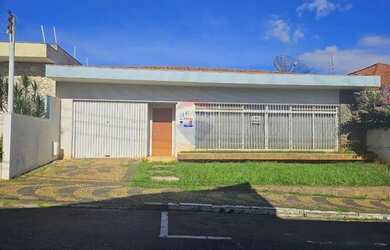 Imagem: A casa possui 4 Dormitórios, 2 Banheiros, 262m² de Área e