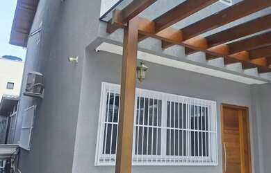 Imagem: A casa possui 2 Dormitórios, 3 Banheiros, 2 Vagas na garagem