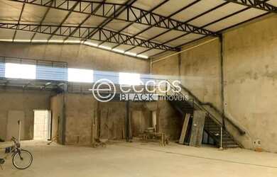 Imagem: O depósito possui 3 Vagas na garagem, 360m² de Área e Imóvel