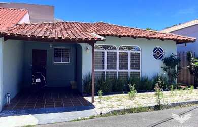 Imagem: A casa em condomínio possui 3 Dormitórios, 2 Banheiros, 1