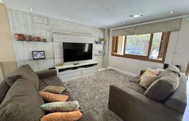 Imagem: A casa possui 3 Dormitórios, 2 Banheiros, 2 Vagas na garagem