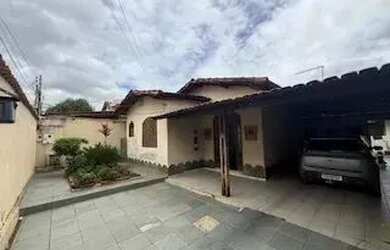 Imagem: A casa possui 3 Dormitórios, 1 Banheiro, 3 Vagas na garagem