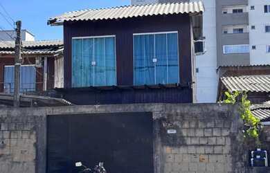 Imagem: A casa possui 4 Dormitórios, 2 Banheiros e 1 Vaga na garagem