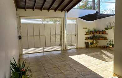 Imagem: A casa possui 3 Dormitórios, 2 Banheiros, 2 Vagas na garagem