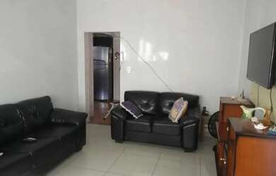 Imagem: A casa possui 3 Dormitórios, 2 Banheiros, 4 Vagas na garagem