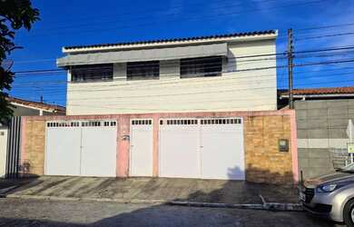 Imagem: A casa possui 5 Dormitórios, 5 Banheiros, 3 Vagas na garagem