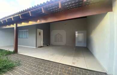 Imagem: A casa possui 3 Dormitórios, 3 Banheiros, 2 Vagas na garagem