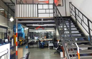 Imagem: O depósito possui 5 Vagas na garagem, 434m² de Área e está