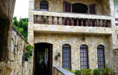 Imagem: A casa possui 3 Dormitórios, 5 Banheiros, 4 Vagas na garagem