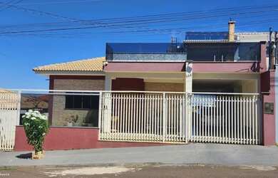 Imagem: A casa possui 2 Dormitórios, 2 Banheiros, 4 Vagas na garagem